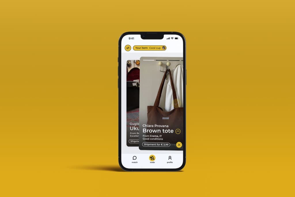Mockup iPhone: schermata trade con swipe card su sfondo giallo