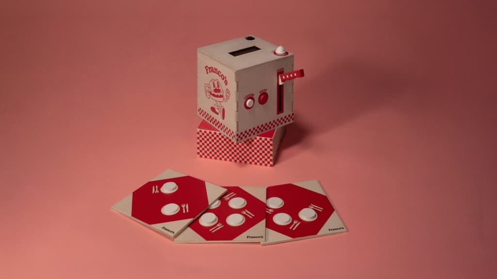 Macchina Franco's e componenti del gioco su sfondo rosa