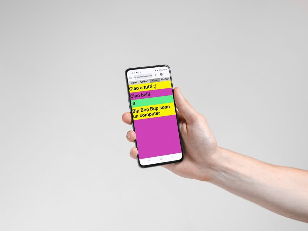 Phone mockup: schermata chat con spiegazione del flusso client-server