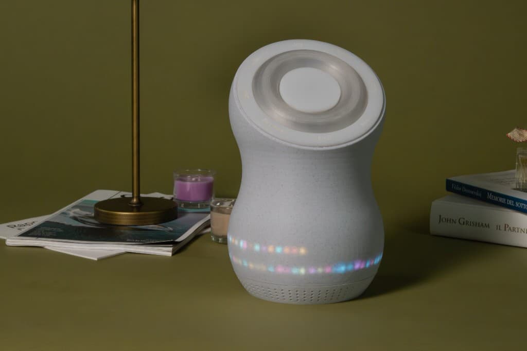 Dispositivo Loom su superficie verde oliva con lampada e libri
