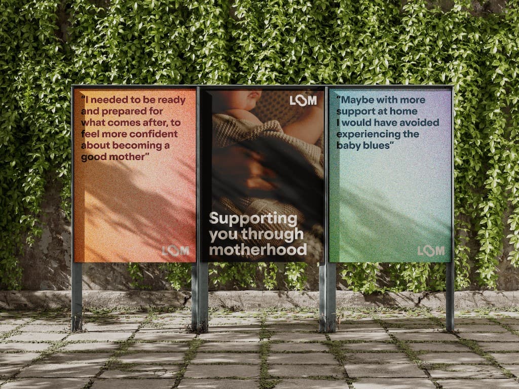 Tre poster LOOM su struttura billboard outdoor