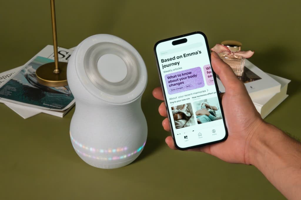 Loom e smartphone su superficie verde oliva