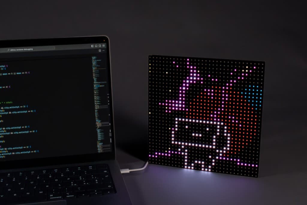 Laptop con codice e matrice LED con Mircolino sul pianeta