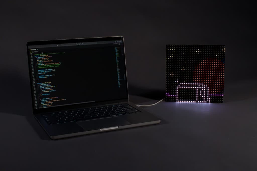 Codice creative coding e matrice LED con scena pixel art
