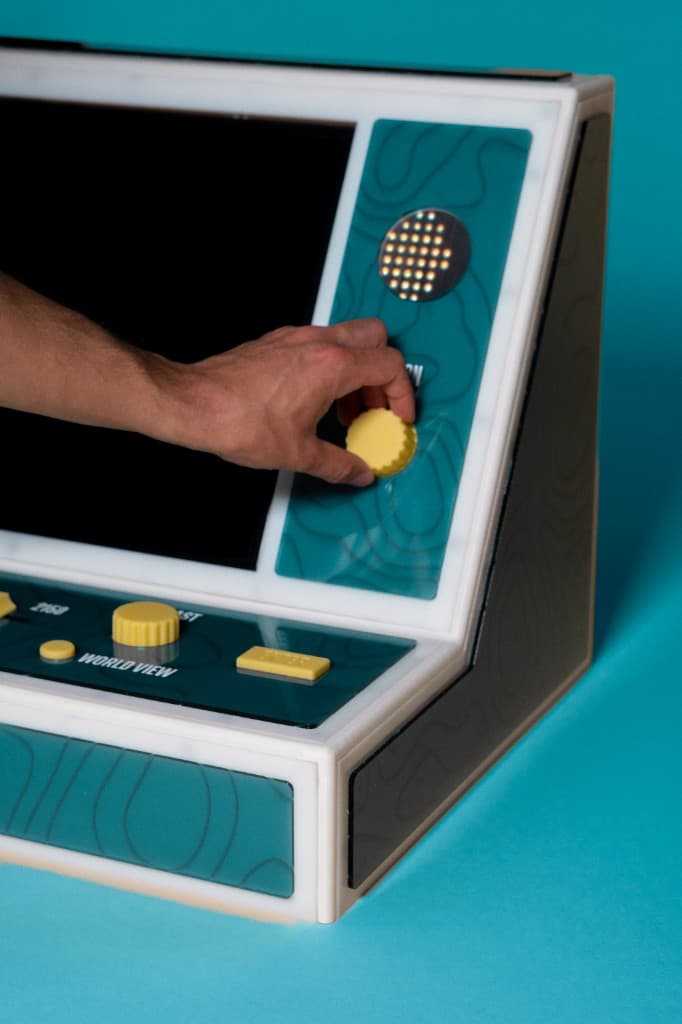 Moondo: dispositivo e mano che interagisce con un controllo