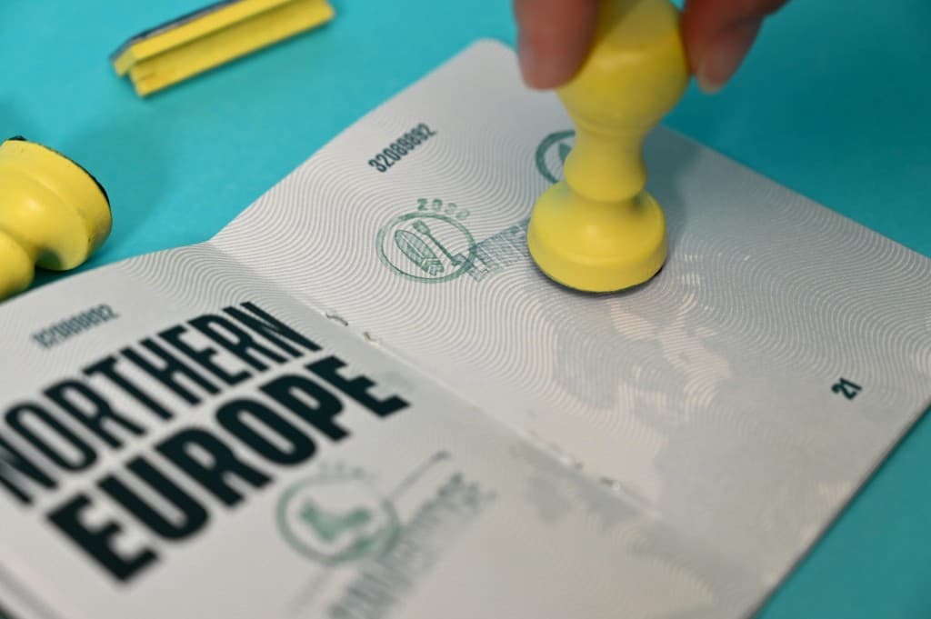 Moondo: passaporto con timbro e strumenti di viaggio