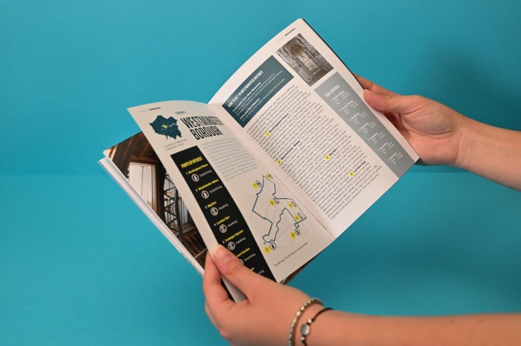 Moondo: brochure aperta con mappa e testi informativi