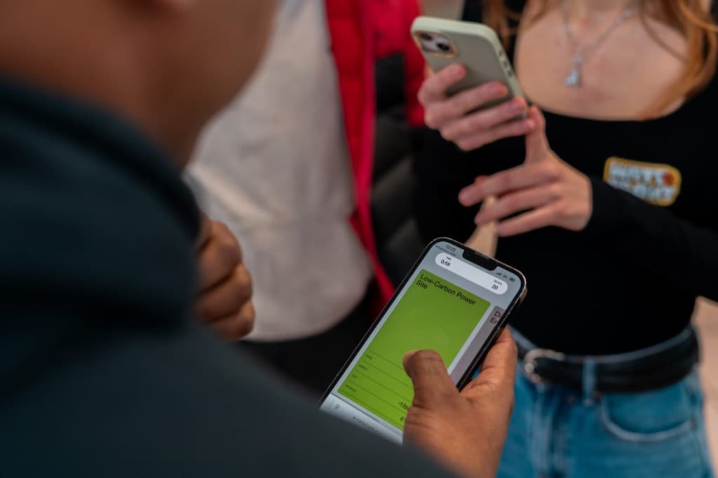 Partecipanti che usano uno smartphone durante una sessione di gioco NOVA