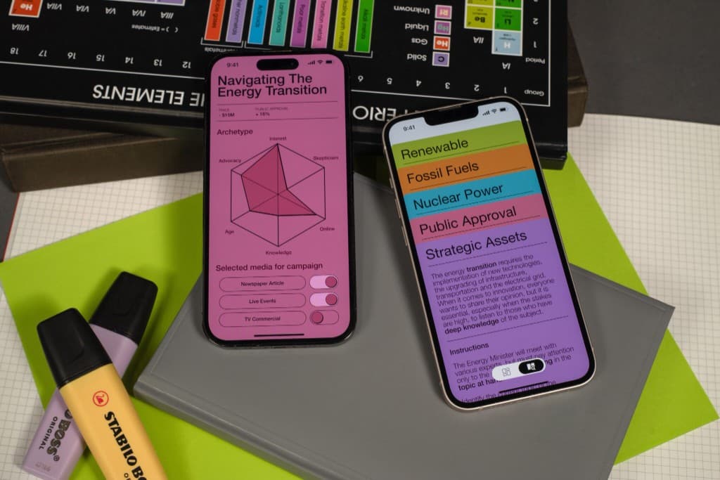 Smartphone con interfacce NOVA su tavolo con materiali di gioco