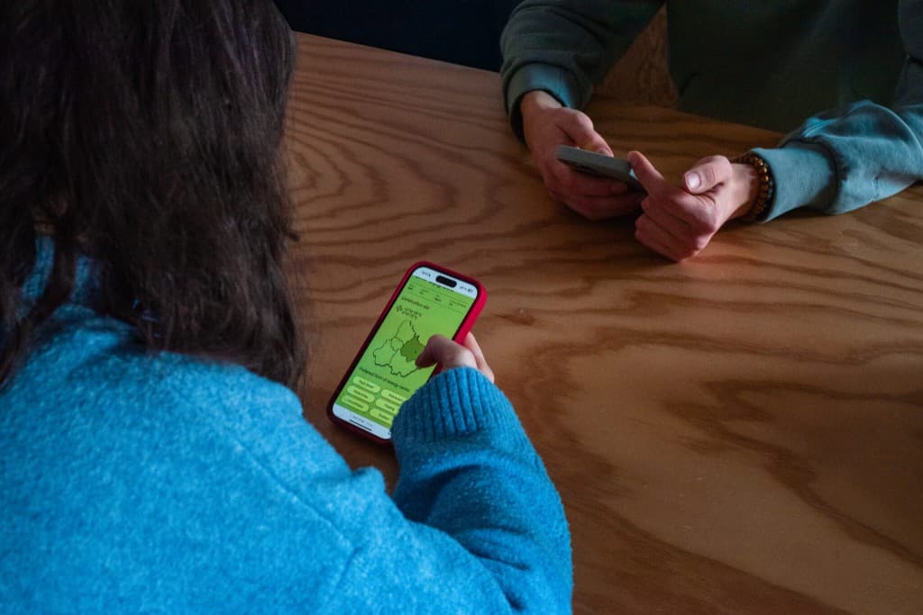 Sessione di gioco NOVA con partecipanti attorno a un tavolo