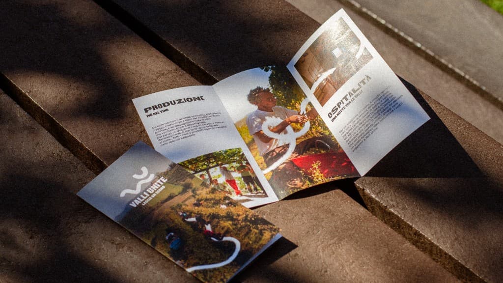 Brochure Valli Unite aperta su panchina