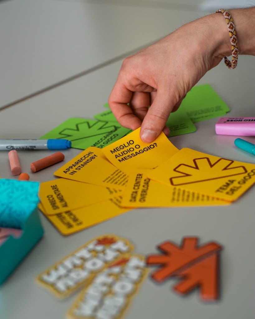 Carte del kit Watt About su tavolo con pennarelli e materiali didattici