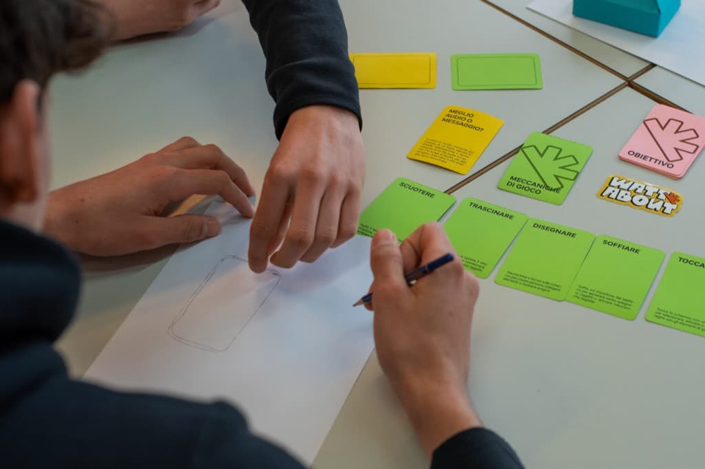 Workshop con studenti che disegnano e usano le carte del kit Watt About