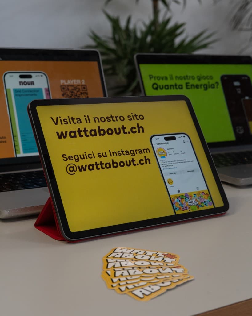 Tablet con schermata Watt About e sticker sul tavolo