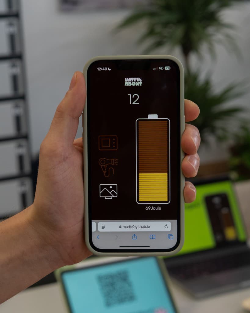 Schermata del gioco Watt About su smartphone con batteria in evidenza